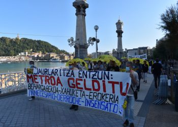 Una marcha ha reivindicado la paralización de la pasante de Metro ante el consejo del Gobierno Vasco en Miramar