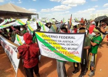 Indígenas brasileños marchan para exigir respeto a sus tierras