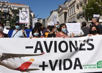 Miles de personas salen a la calle para pedir la paralización de las ampliaciones de aeropuertos