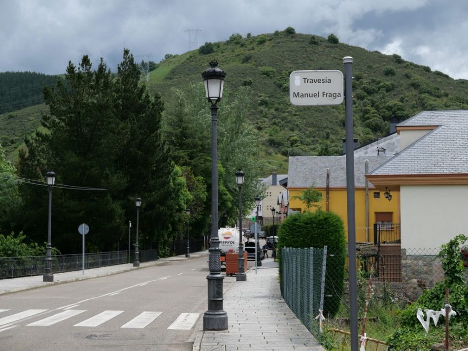 Molinaseca (León) mantiene la calle del franquista «Manuel Fraga»