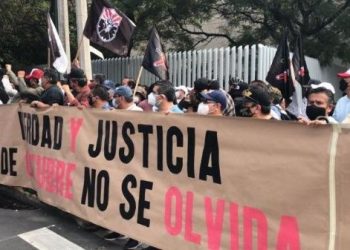 Marchan en México para conmemorar los 53 años de la matanza de Tlatelolco
