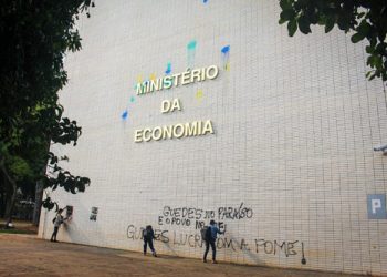 «Guedes se beneficia del hambre»: Ministro de Economía es escrachado por el MST en Brasilia