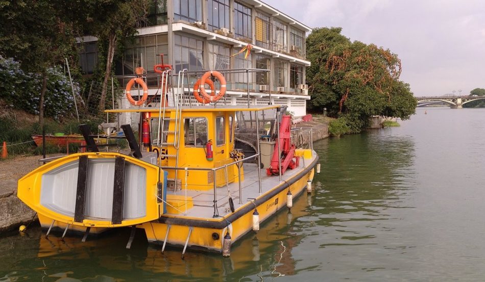IU Sevilla pide una solución a los problemas con el catamarán que limpia el río Guadalquivir y que lleva parado desde el 30 de agosto