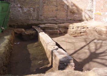 Los trabajos para levantar un hotel de lujo en Sevilla descubren restos de una monumental muralla romana citada por Julio César