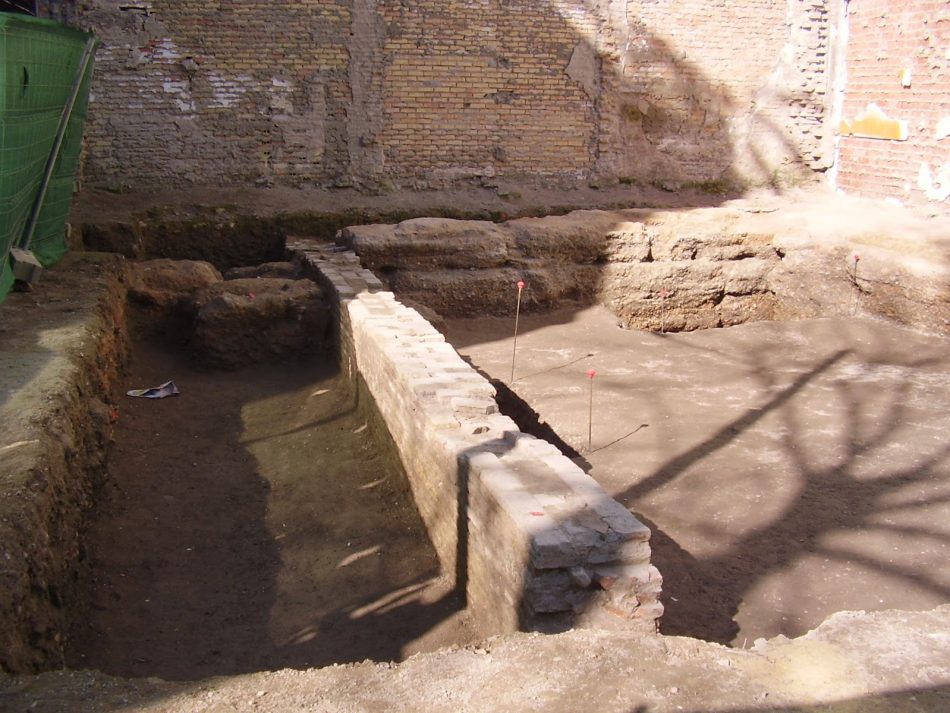Los trabajos para levantar un hotel de lujo en Sevilla descubren restos de una monumental muralla romana citada por Julio César