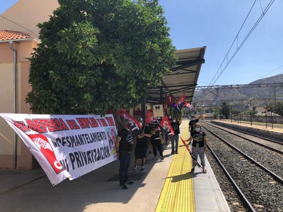 CGT lleva el “ferrocarril moribundo” a la sede del PSOE de Málaga