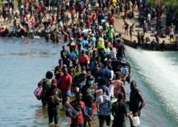 Haitianos son recibidos con látigos y grilletes en la frontera sur de EEUU