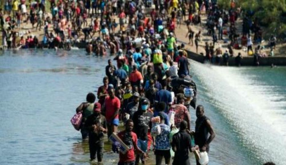 Haitianos son recibidos con látigos y grilletes en la frontera sur de EEUU