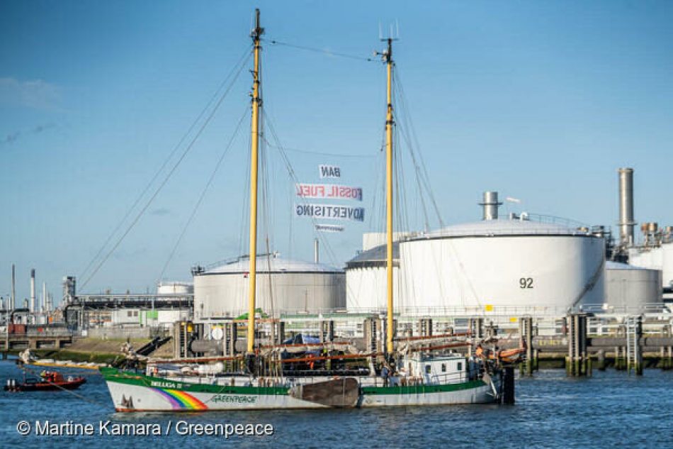 Greenpeace bloquea el puerto de Shell en Rotterdam y lanza una iniciativa ciudadana para prohibir los anuncios de combustibles fósiles