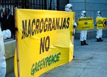 Greenpeace entrega más de 237.000 firmas ciudadanas contra las macrogranjas en el Ministerio para la Transición Ecológica