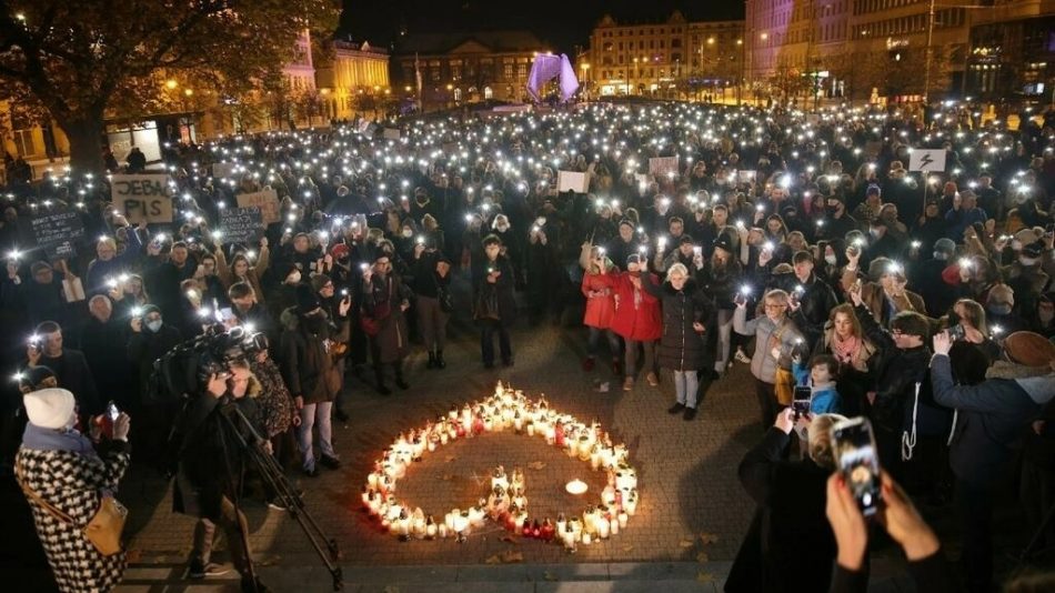 Miles de mujeres vuelven a protestar en Polonia contra las restricciones al aborto