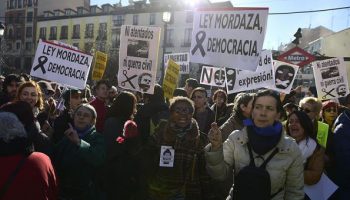 Yolanda Díaz anuncia un acuerdo con el PSOE para derogar la Ley Mordaza y quitar subvenciones a medios que incumplan códigos