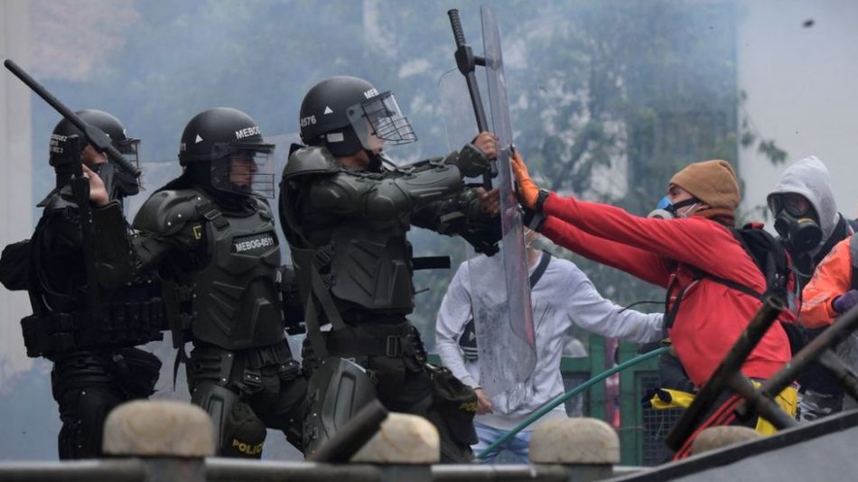 La policía colombiana reprime duramente una manifestación en el sur de Bogotá