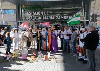 Los Reyes Magos y CGT llevan carbón “del bueno” al Subdelegado del Gobierno en Málaga