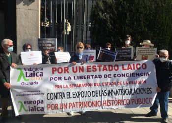 Granada Laica y ‘Recuperando’ se concentraron para reclamar la actuación eficiente del Gobierno frente al expolio de las inmatriculaciones