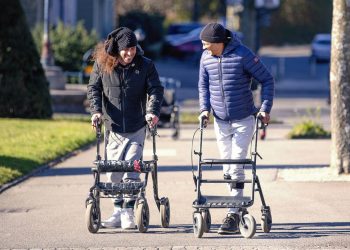 Tres pacientes con parálisis vuelven a caminar con implantes eléctricos en la médula espinal