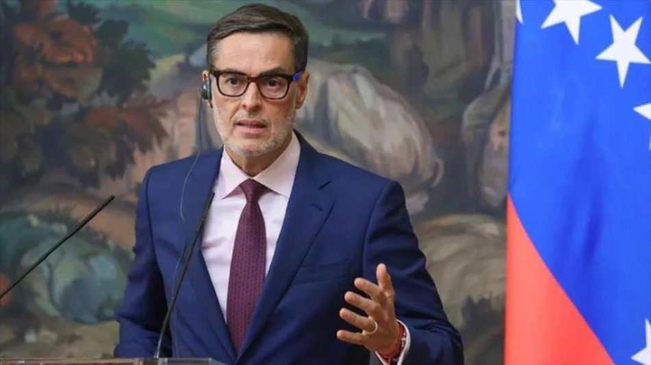 Canciller de Venezuela refuta acusaciones de presidente de Colombia