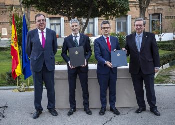 Los ministros Grande-Marlaska y Bolaños firman un acuerdo para localizar en los archivos penitenciarios expedientes de presos políticos del franquismo