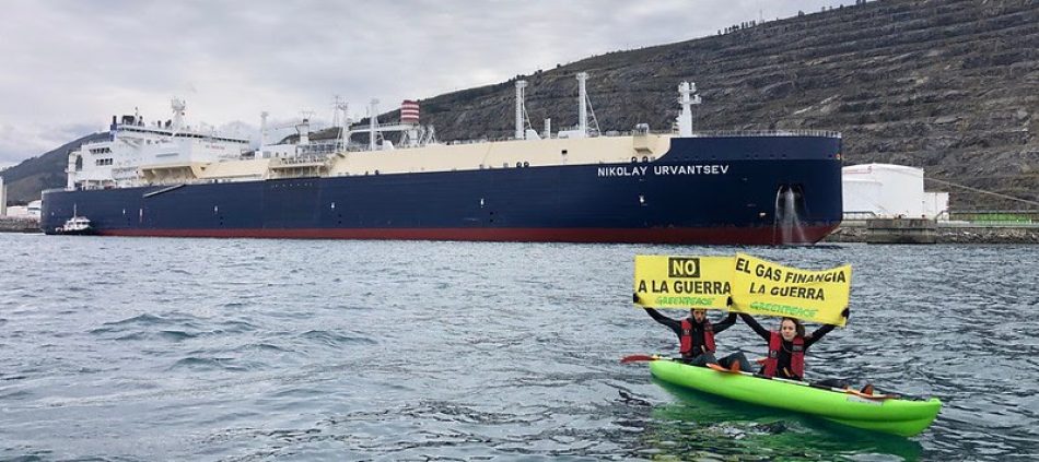 Greenpeace denuncia, frente a un metanero de gas ruso, que el gas que entra por el puerto de Bilbao financia la guerra de Ucrania