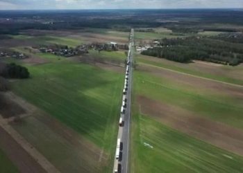 Fila de más de 80 kilómetros de camiones rusos abandonan Europa