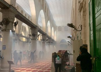 Un ataque israelí cerca de la mezquita de Al-Aqsa deja al menos 152 heridos