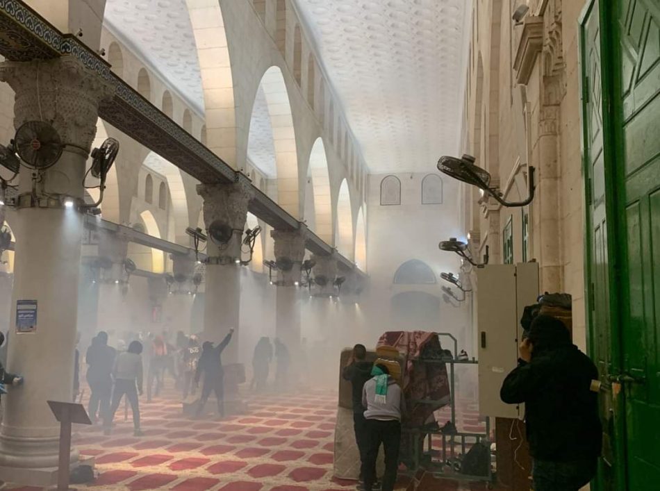 Un ataque israelí cerca de la mezquita de Al-Aqsa deja al menos 152 heridos