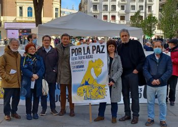 Fernando Colomo y Antonio Gutiérrez, entre las  personalidades que recogen firmas contra los crímenes de Bucha