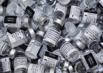 La EMA no recomienda la administración de una cuarta dosis contra la covid-19