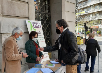 Granada Laica ha iniciado en Puerta Real su “Campaña IRPF 2022” con una mesa informativa contra “las dos casillas” y la financiación de las iglesias por el Estado