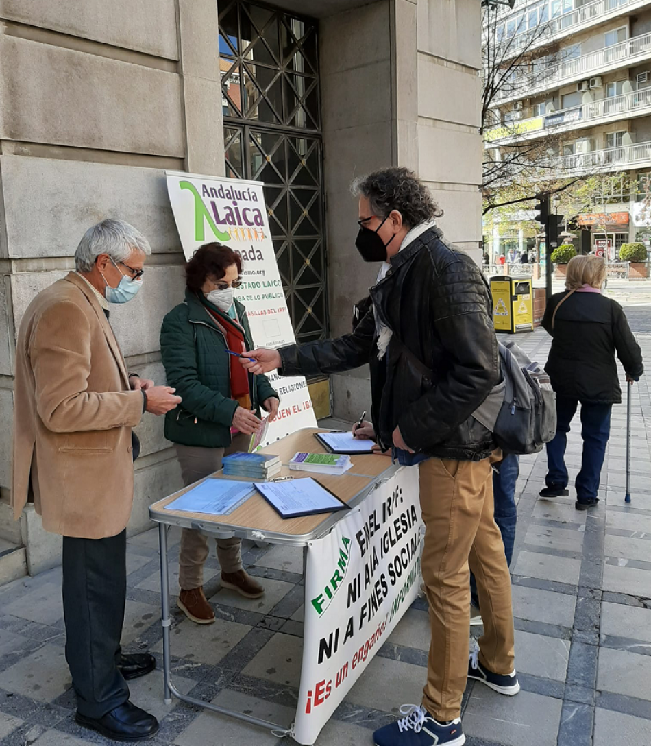 Granada Laica ha iniciado en Puerta Real su “Campaña IRPF 2022” con una mesa informativa contra “las dos casillas” y la financiación de las iglesias por el Estado