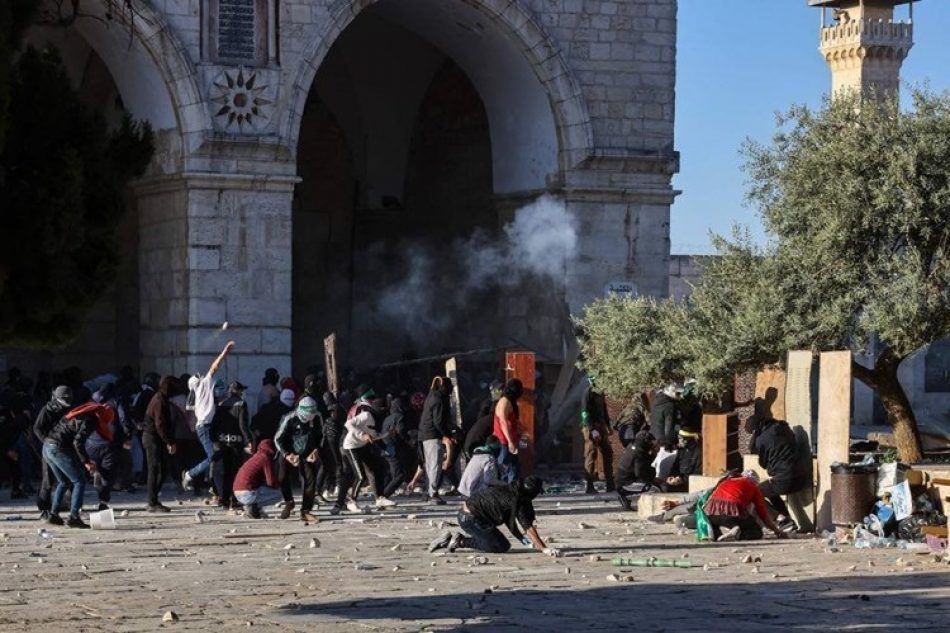 Fuerzas de ocupación asaltan la mezquita de Al-Aqsa por quinto día consecutivo