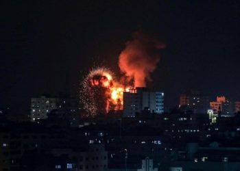 Israel ataca Gaza, y las armas antiaéreas de la Resistencia se utilizan por primera vez repeliendo a los aviones de la ocupación