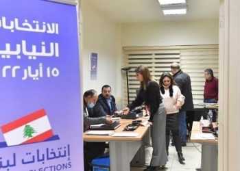 Libaneses próximos a emitir su voto en las elecciones parlamentarias