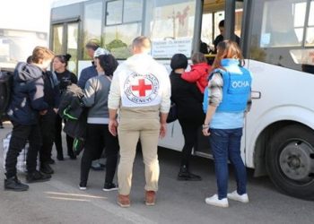 ONU envía un convoy para evacuar a civiles del complejo de Azovstal