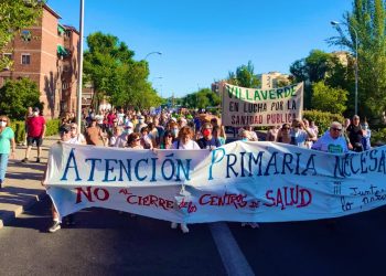 Miles de vecinas de Usera se manifiestan contra los recortes en Atención Primaria