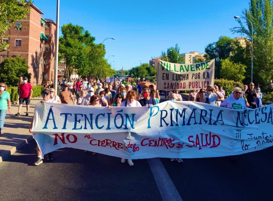 Miles de vecinas de Usera se manifiestan contra los recortes en Atención Primaria