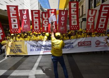 Una marea amarilla de 20.000 trabajadores/as de Correos ante el Congreso: «salvemos el Correo Público»