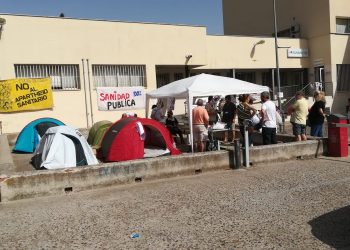 Nueva acampada vecinal para exigir la reapertura de las Urgencias de Atención Primaria