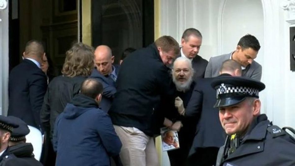 Esposa de Assange alerta del deterioro de la salud del periodista