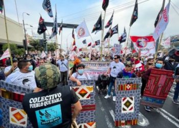 Gremios en Perú protestan frente al Congreso en paro nacional