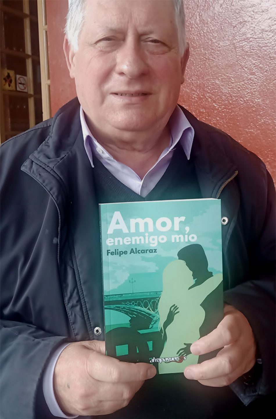 Felipe Alcaraz vuelve al verano cultural de Conil con la reedición de su novela «Amor, enemigo mío»