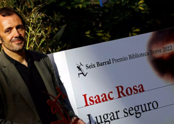 Isaac Rosa presenta en Conil su novela «Lugar seguro», Premio Biblioteca Breve de Seis Barral 2022