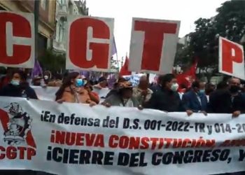 Miles de trabajadores marchan en defensa de conquistas en Perú