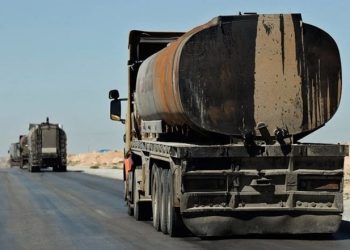 Estados Unidos saca de contrabando decenas de vehículos petroleros robados de Siria
