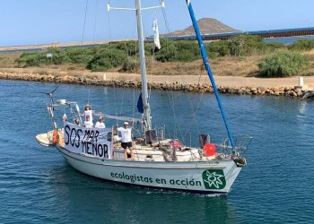 El velero de Ecologistas en Acción llega al Mar Menor