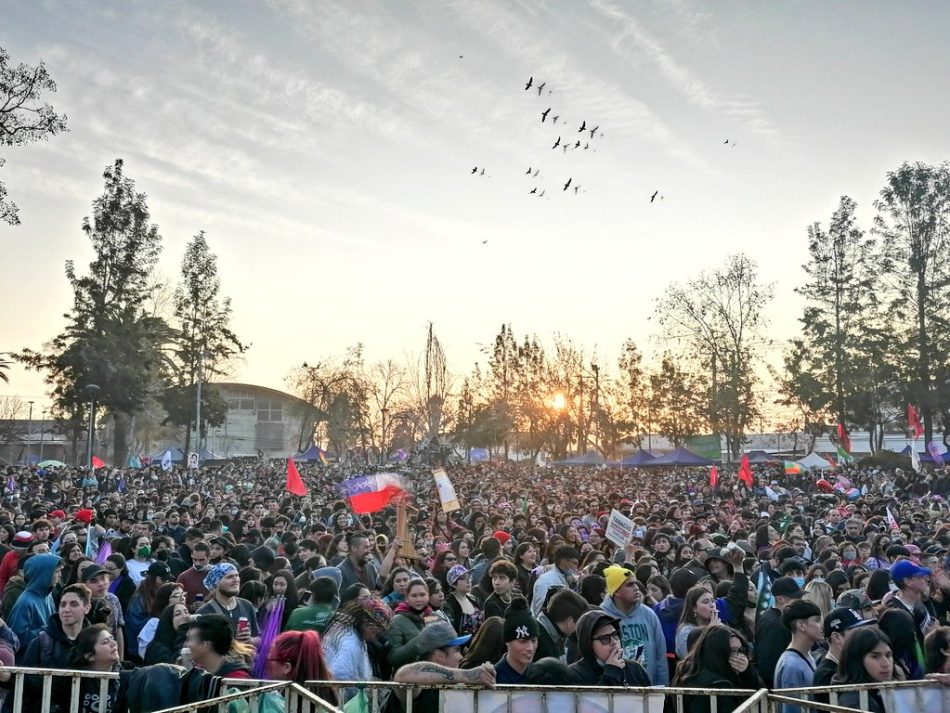 Miles de chilenos asisten a una jornada cultural en apoyo a la nueva Constitución