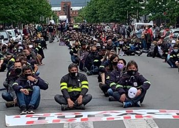 «Denunciamos la persecución hacia los participantes en las movilizaciones de Tubacex y pedimos la absolución de los tres jóvenes encausados»