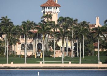 FBI registra una mansión de Donald Trump, en Mar-a-Lago en busca de documentos clasificados después de dejar la Casa Blanca