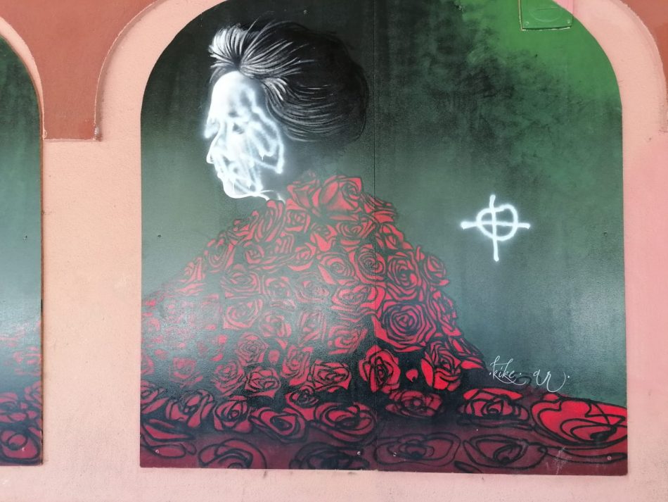 <strong>Más de un centenar de vecinos se concentra ante el mural vandalizado de Rosa Luxemburgo en Aravaca para trasladar su condena</strong>