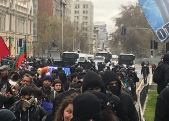 En marcha que conmemora golpe de Estado en Chile, la policía secuestra dos menores y provoca trauma ocular en una joven